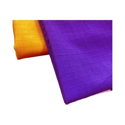 Tissu en polycoton imperméable à l'eau idéal pour les vêtements de travail, les uniformes et les imperméables