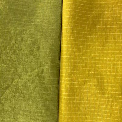 Tissu revêtu d'un revêtement hydrofuge métallique brillant revêtu d'un revêtement en nylon pour veste