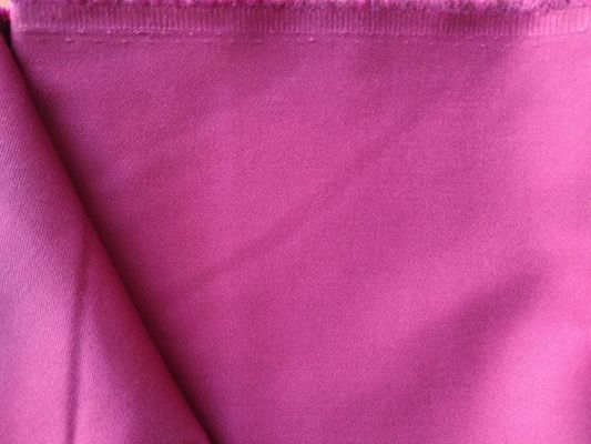 Teinture simple 80% polyester 20% coton 255-260gm Twill vêtements de travail Tissu avec finition de pêche