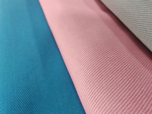 Exporté Standard 100% Polyester revêtement 210T Taffeta pour le tissu de couleur personnalisée