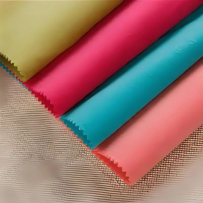 Tissu tissé de couleur personnalisé 210T Taffeta pour le revêtement de polyester standard 100% exporté