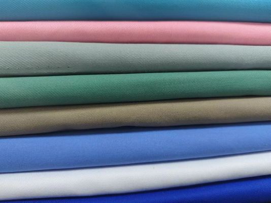 Anti-pilule imperméable à l'eau 100% Polyester Twill Tissu Vêtements de travail Tissu personnalisé Couleur