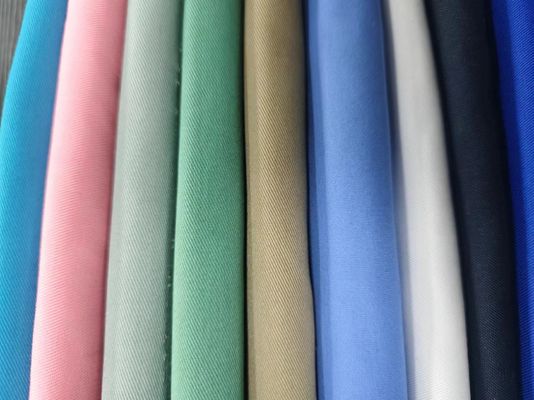 Anti-pilule imperméable à l'eau 100% Polyester Twill Tissu Vêtements de travail Tissu personnalisé Couleur
