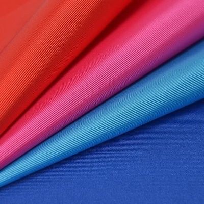 Tissu en polyester à l'épreuve de l'eau Gabardine pour vêtements de travail Uniforme en couleur personnalisée