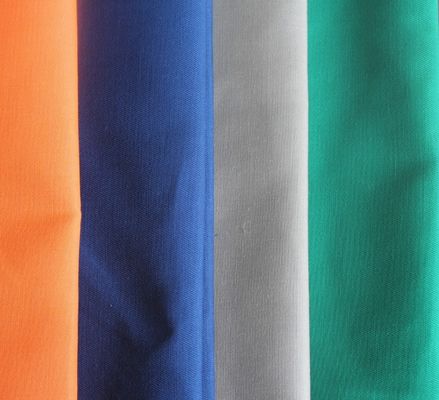 Tissu en polyester à 100% pour uniformes et combinaisons Tissu imperméable à l'eau pour vêtements de travail en gabarde