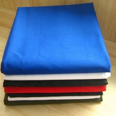 Rétractable à la flamme 100%polyester Twill Gabardine tissé pour uniformes dans l'industrie