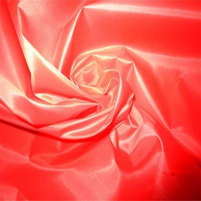 Tissu doux personnalisé Exporté 210T Polyester revêtement Taffeta Tissu de couleur pour le marché